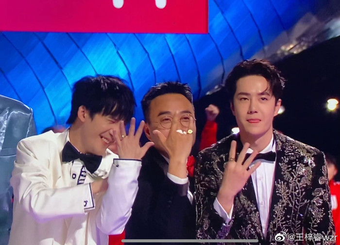 Khán giá xúc động trước màn hội ngộ của Vương Nhất Bác và hai MC của Thiên Thiên Hướng Thượng