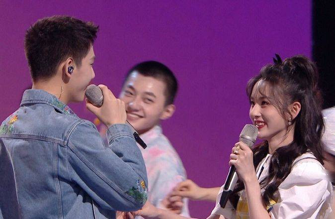 Tống Tổ Nhi và Vương An Vũ có màn song ca cực ngọt, cả hai tương tác bằng ánh mắt trìu mến từ đầu đến cuối