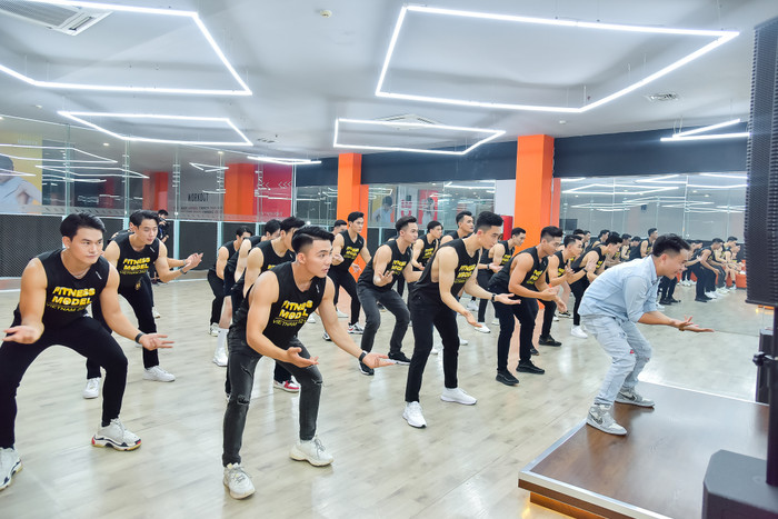 Các nam thí sinh khoe hình thể đẹp trong phòng tập nhảy 