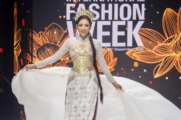 Mới đây cô tham gia tuần lễ thời trang với tư cách khách mời và trình diễn áo dài