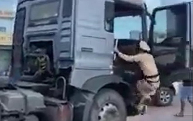 Nghẹt thở theo dõi clip CSGT truy đuổi tài xế xe đầu kéo gây tai nạn nghiêm trọng rồi bỏ chạy Ảnh 2