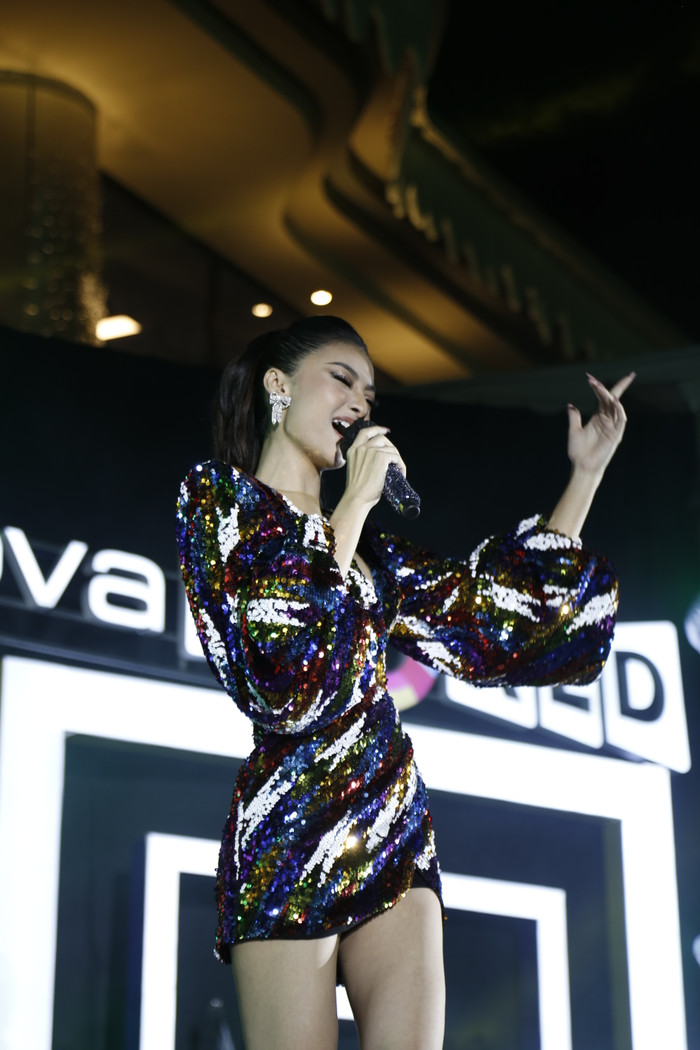 Giống như lời rap được nàng Á hậu lồng ghép vào bản mashup 'phố lên đèn là em lên đồ', sự xinh đẹp, lộng lẫy của Kiều Loan khiến mọi người không thể rời mắt khỏi sân khấu.