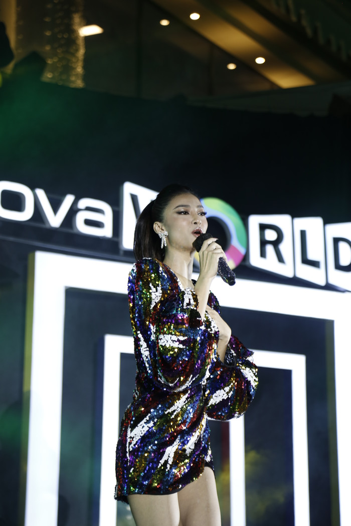 Người đẹp diện trên mình chiếc váy ngắn với chất liệu sequin lấp lánh đầy màu sắc cực hợp với không khí của buổi tiệc.