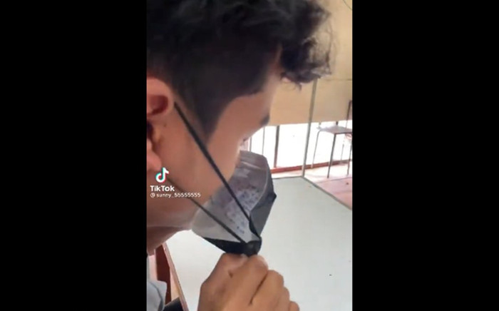 Khoe chiếc khẩu trang 'thần kỳ' cứ đeo là đạt điểm 10, nam sinh bị dân mạng mắng xối xả Ảnh 2