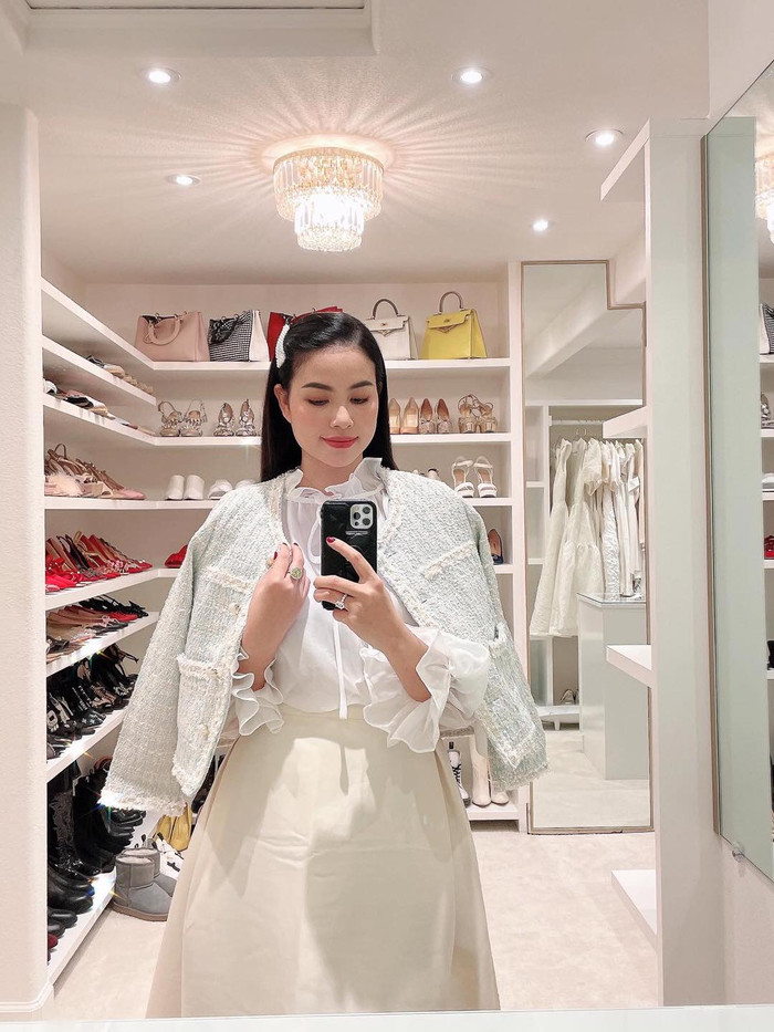 Trên trang cá nhân, người đẹp thỉnh thoảng chia sẻ hình ảnh cuộc sống bên Mỹ và khiến ai nấy phải trầm trồ vì độ giàu sang của mình.