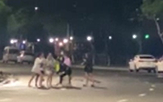 5 nữ sinh lao vào đánh hội đồng bạn học dã man ngay giữa đường Ảnh 2