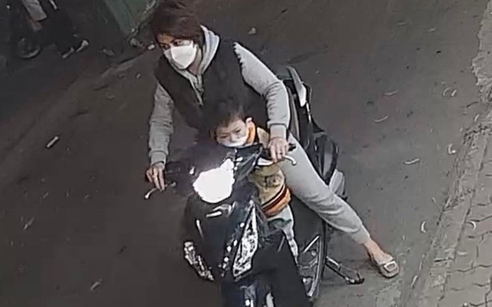 Người đàn ông bẻ khóa trộm xe máy trên đường Hà Nội, bức xúc nhất là cảnh vợ chở con nhỏ đứng canh chừng Ảnh 2