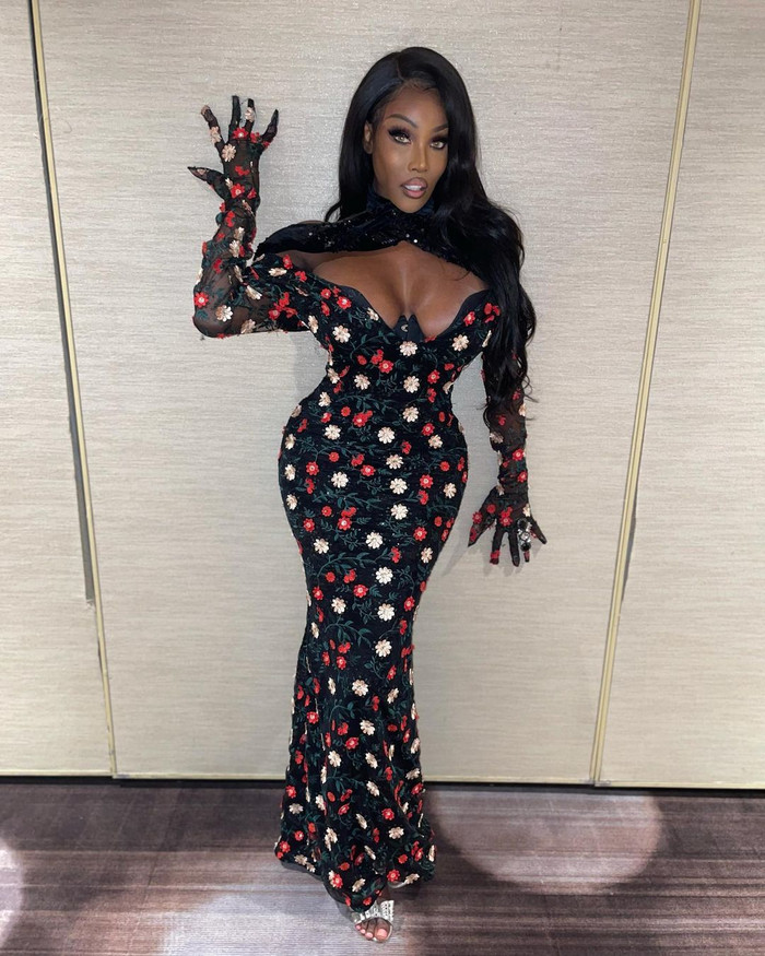 Song việc khoe dáng quá đà cũng khiến nhiều người e dè. 