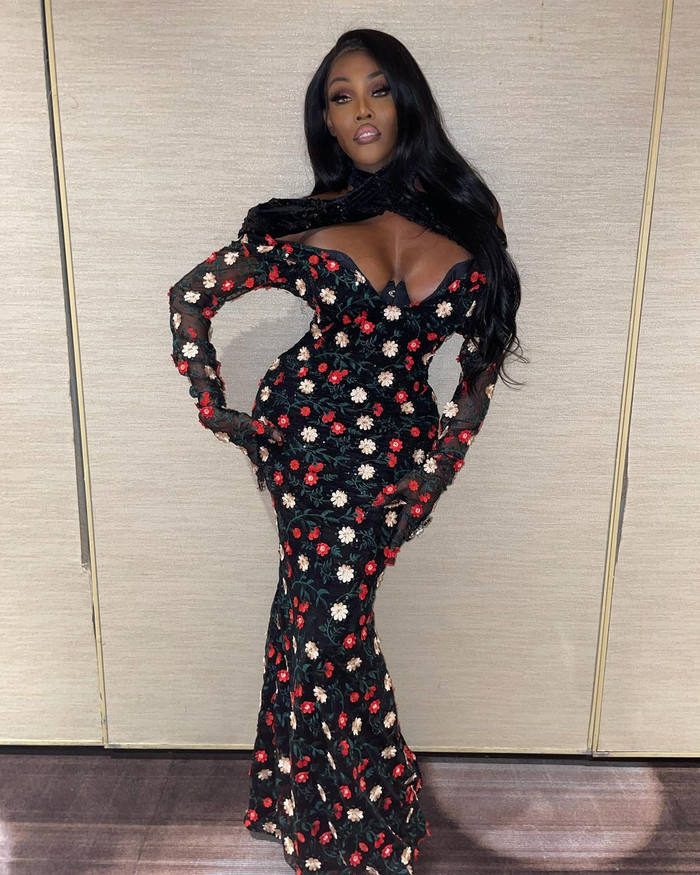 Đường cong đúng chuẩn đồng hồ cát... 