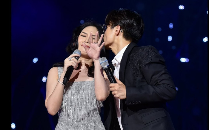 Rần rần clip Hà Anh Tuấn hôn má Mỹ Tâm, đáng chú ý là biểu cảm 'khoái khoái' của nam ca sĩ Ảnh 2