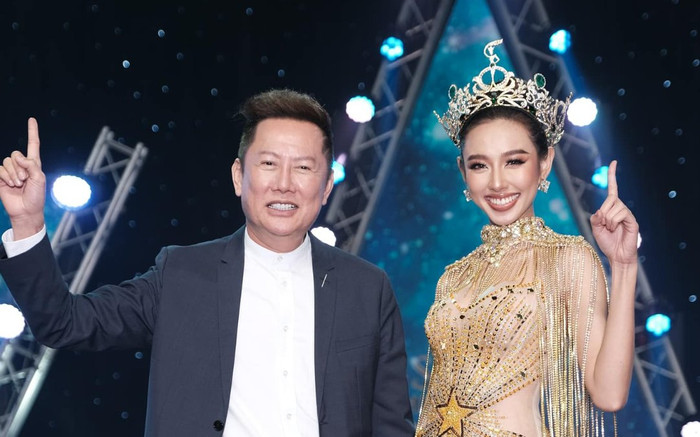 Chủ tịch Miss Grand gây thích thú khi hướng dẫn Thùy Tiên cách trả lời về tin đồn mua giải Ảnh 2