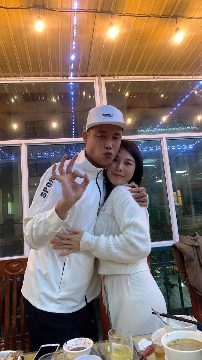 Cả hai thoải mái tạo dáng ôm ấp thân mật