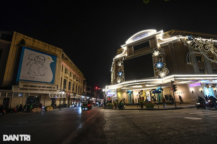 Phố Tràng tiền đêm giao thừa 2022 vắng lặng, khác hẳn không khí tấp nập mọi năm (Ảnh: Mạnh Quân).