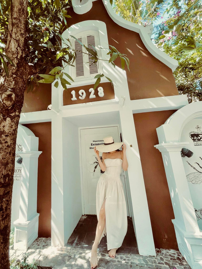 Nữ ca sĩ sinh năm 1984 khoe hình ảnh lãng mạn sáng sớm của năm mới.