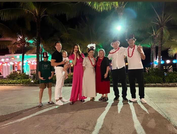 Lần đầu tiên, 2 con sinh đôi của Hồ Ngọc Hà được gặp ông bà nội. Đại gia đình nữ ca sĩ đã có chuyến nghỉ ngơi sum vầy hạnh phúc.