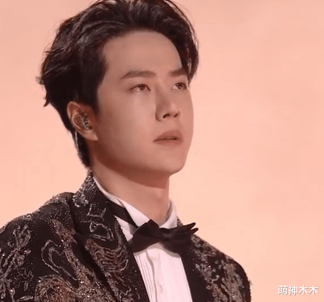 Vương Nhất Bác bị cư dân mạng chê bai đã lên cân khi biểu diễn tại concert giao thừa Ảnh 7