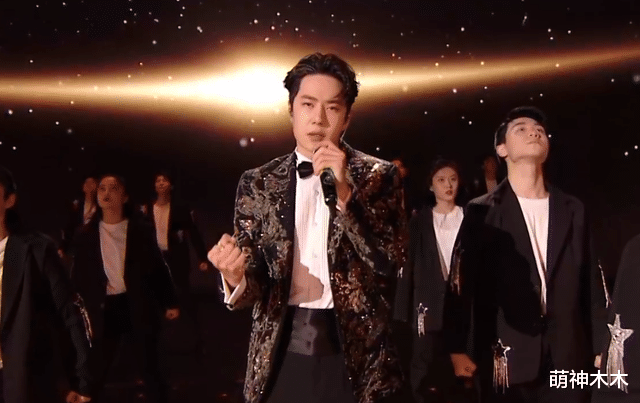 Vương Nhất Bác bị cư dân mạng chê bai đã lên cân khi biểu diễn tại concert giao thừa Ảnh 9