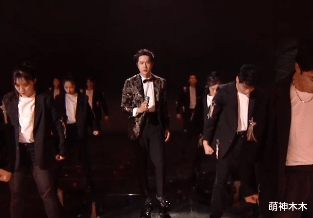 Vương Nhất Bác bị cư dân mạng chê bai đã lên cân khi biểu diễn tại concert giao thừa Ảnh 8