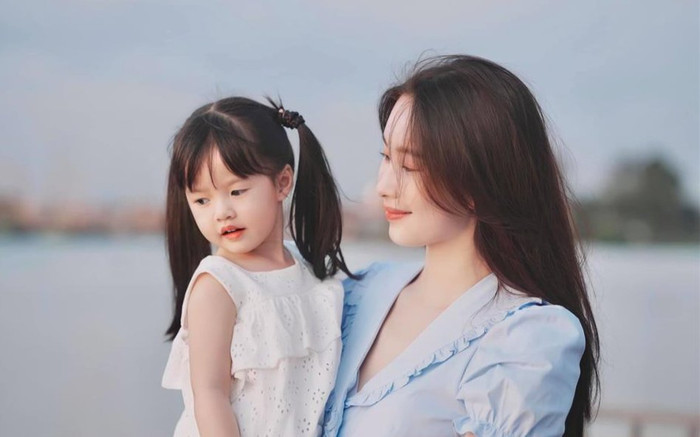 Hoa hậu Đặng Thu Thảo cùng con gái xuất hiện đầu năm khiến dân tình 'sốc' visual Ảnh 2