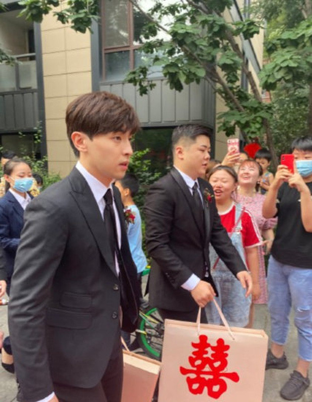 Dàn sao Cbiz 'đọ sắc' khi dự đám cưới: Dương Tử, Lệ Dĩnh làm nền cho cô dâu, Đặng Luân 'chặt đẹp' chú rể Ảnh 11