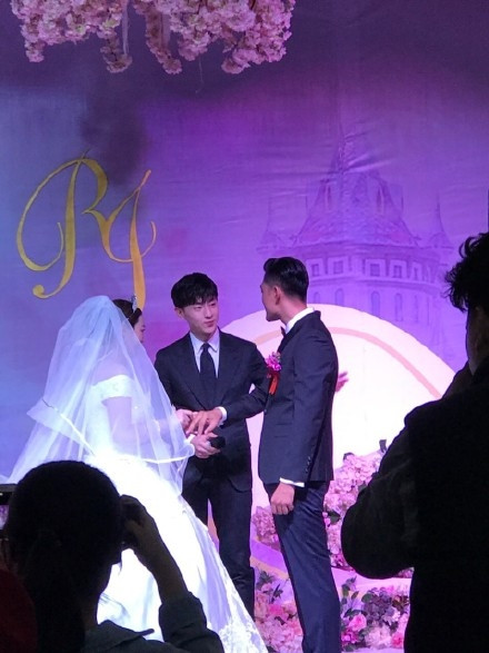 Dàn sao Cbiz 'đọ sắc' khi dự đám cưới: Dương Tử, Lệ Dĩnh làm nền cho cô dâu, Đặng Luân 'chặt đẹp' chú rể Ảnh 12