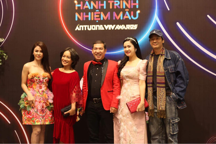 VTV Awards 2021: 'Hương vị tình thân' là phim ấn tượng nhất, Mạnh Trường - Hồng Diễm được vinh danh.