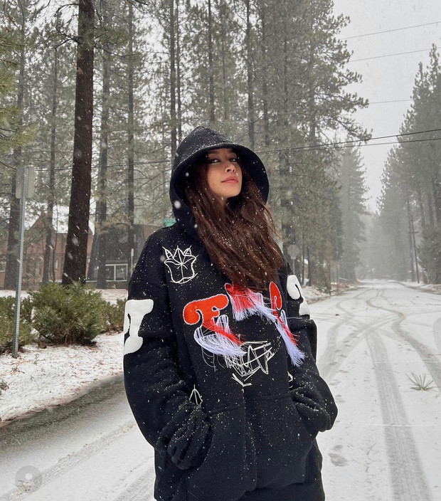 Chi Pu chia sẻ cô sang Mỹ không phải học về hát hò như tin đồn mà du học môn Digital Marketing (Tiếp thị kỹ thuật số). Được biết, ngôi trường Chi Pu du học là nơi dạy các doanh nhân.