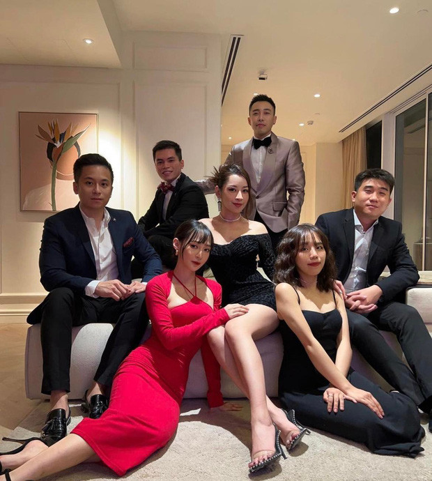  Chi Pu đã check-in tại nhà riêng ở Việt Nam để cùng bạn bè đón năm mới. 