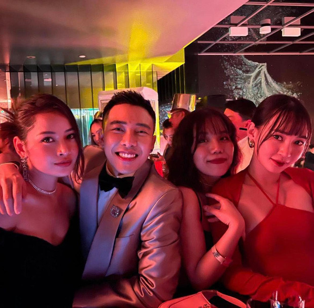 Nữ ca sĩ hào hứng nhún nhảy tưng bừng để countdown cùng hội bạn. 