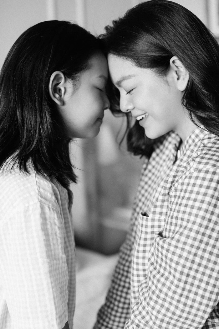 Bộ ảnh được chụp lấy tông màu trắng đen làm chủ đạo.