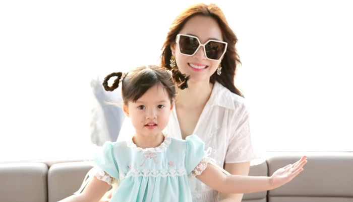 Ông xã Đặng Thu Thảo là doanh nhân Trung Tín đã chia sẻ clip ghi lại khoảnh khắc Đặng Thu Thảo dạy con gái cưng là bé Sophie 'bắn tim' trước ống kính.