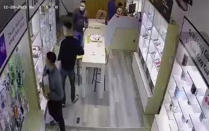 Thanh niên rời khỏi cửa hàng với chiếc bụng to bất thường, camera bóc trần hành động xấu xí gây bức xúc Ảnh 2