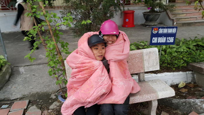 Chăn bông, chăn len... với đầy đủ hoa văn được đem đến trường. Nhìn lớp học rực rỡ đủ thứ màu sắc này, chắc hẳn thầy cô giáo cũng phải 'ngã ngửa'.