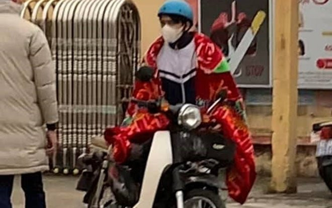 Clip: Nam sinh đi học với phong cách không giống ai, dân tình nhìn thấy đành phải lắc đầu chịu thua Ảnh 2