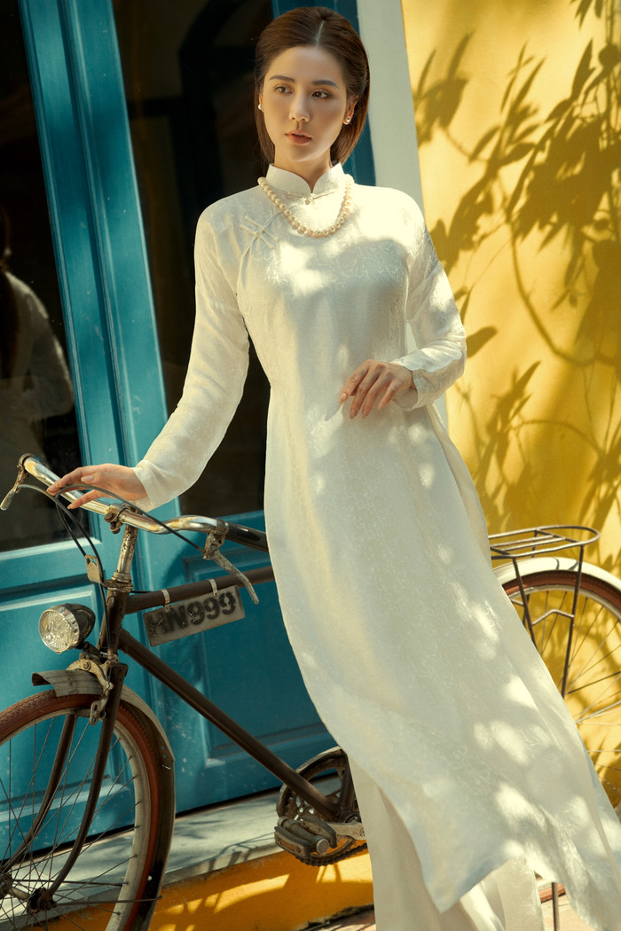 Rũ bỏ phong cách cá tính trong 'Thương ngày nắng về', Phan Minh Huyền dịu dàng với áo dài đầu năm Ảnh 9