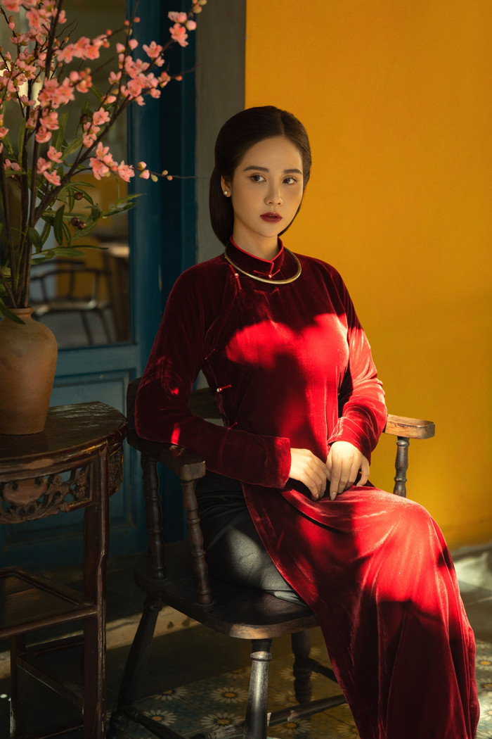 Rũ bỏ phong cách cá tính trong 'Thương ngày nắng về', Phan Minh Huyền dịu dàng với áo dài đầu năm Ảnh 8