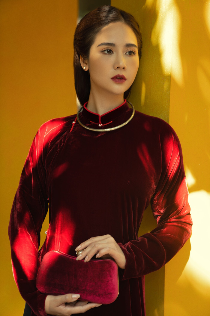 Rũ bỏ phong cách cá tính trong 'Thương ngày nắng về', Phan Minh Huyền dịu dàng với áo dài đầu năm Ảnh 3