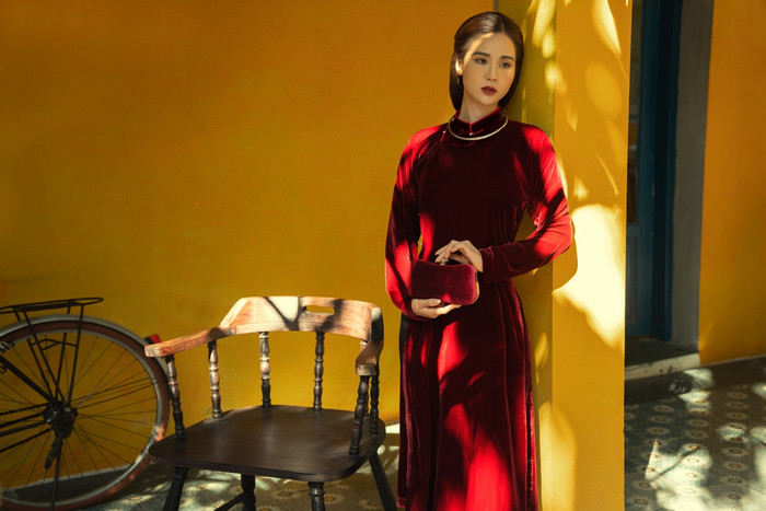 Rũ bỏ phong cách cá tính trong 'Thương ngày nắng về', Phan Minh Huyền dịu dàng với áo dài đầu năm Ảnh 4