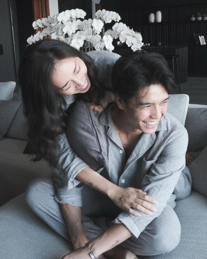 Họ cùng diện đồ đôi, chung sống dưới một mái nhà.