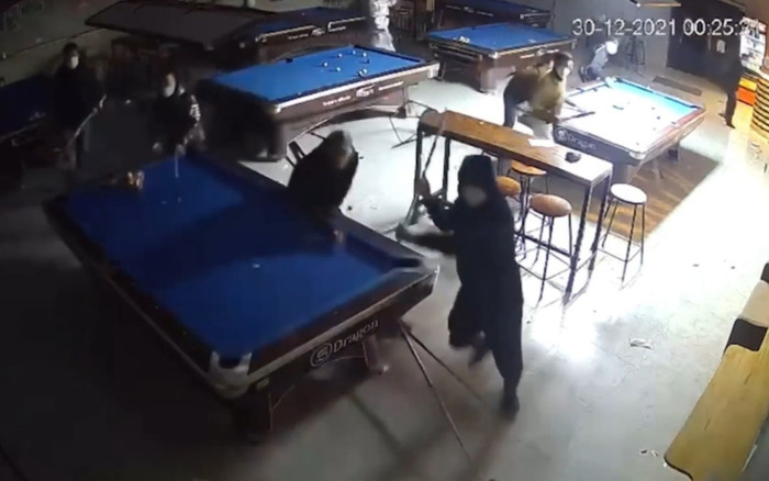 Clip: Nhóm thanh niên cầm hung khí xông vào đập phá, đuổi chém nhân viên quán bida trong đêm Ảnh 2