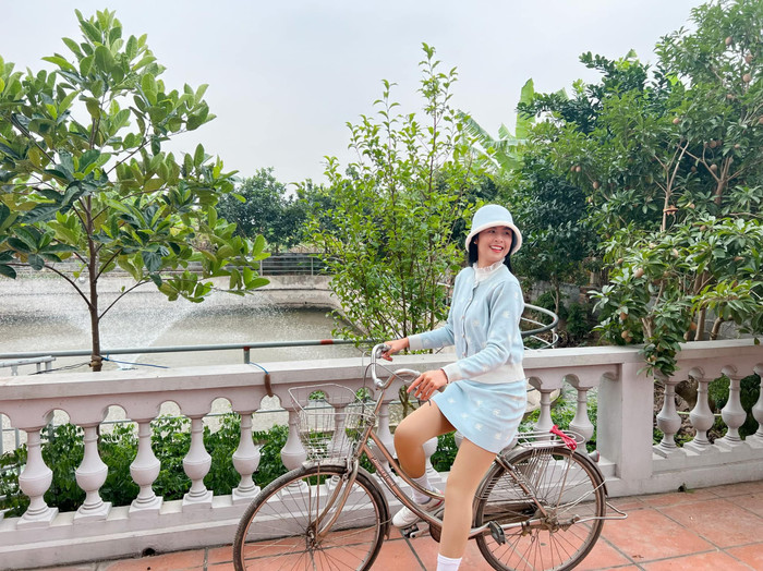 Hoa hậu Ngọc Hân có vẻ ngày càng cởi mở hơn trong việc chia sẻ thông tin của chồng sắp cưới và gia đình chồng. 