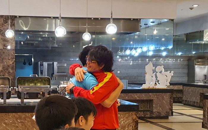 Tuyển thủ Việt Nam tặng quà, ôm tạm biệt 'thần y' Choi Ju Young Ảnh 2