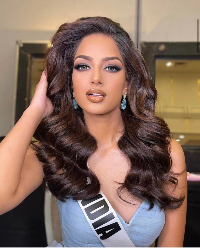 Cô ấn tượng với layout sắc sảo khi tham gia Miss Universe.
