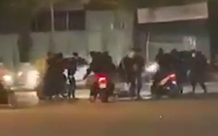 Clip: Nhóm thanh niên cầm hung khí lao vào tấn công đối phương tới tấp ngay giữa đường gây náo loạn Ảnh 2