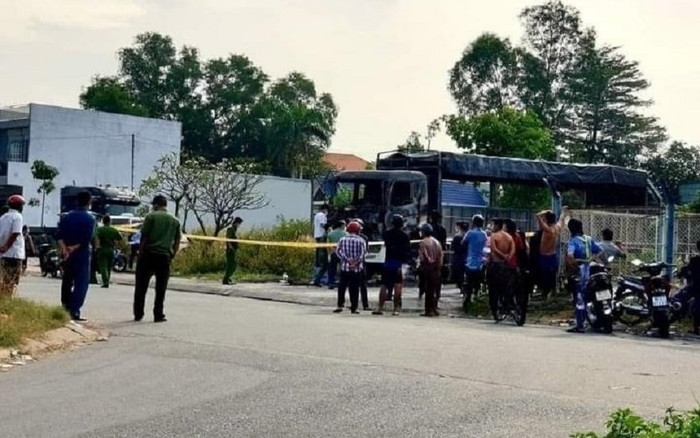 Dập tắt ngọn lửa đang bốc cháy, người dân tá hỏa phát hiện một thi thể cháy đen bên trong cabin xe tải Ảnh 2