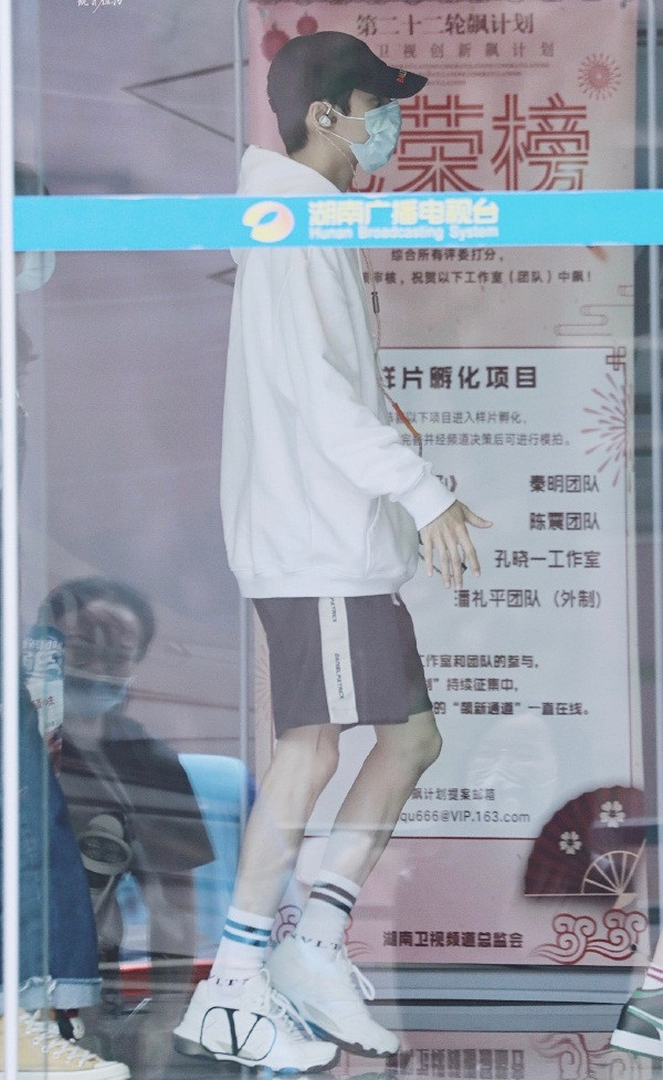 Những hình ảnh cho thấy La Vân Hi đang gầy đến mức đáng báo động. 