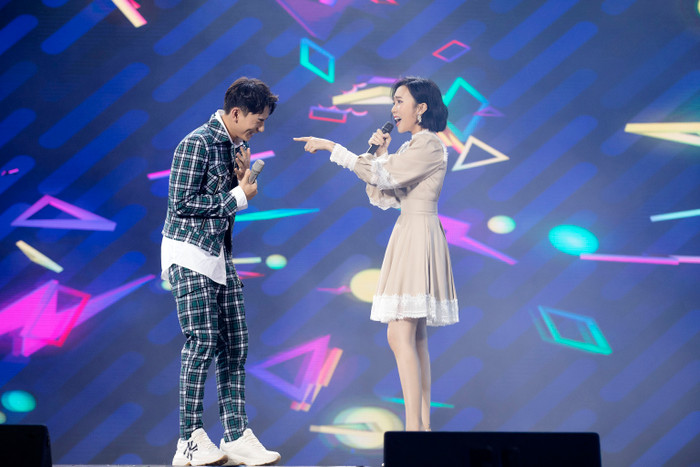 Có lẽ đứng cạnh một ca sĩ chuyên nghiệp nên Diệu Nhi không tránh khỏi tâm lý hồi hộp&nbsp;