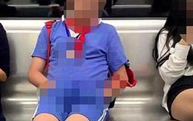 Ngồi cạnh cô gái trẻ đẹp trên tàu điện ngầm, bé trai tiểu học làm hành động khiến ai cũng ngao ngán Ảnh 2