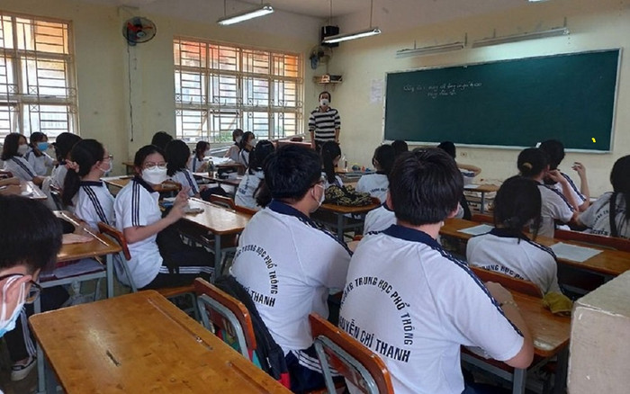 Hôm nay, cùng với khối lớp 9 và lớp 12, gần 700.000 học sinh (HS) từ khối lớp 7 trở lên ở TP.HCM bắt đầu được đi học trực tiếp tại trường. Đặc biệt, với xã đảo Thạnh An (huyện Cần Giờ) sẽ bao gồm cả HS từ lớp 1 trở lên.