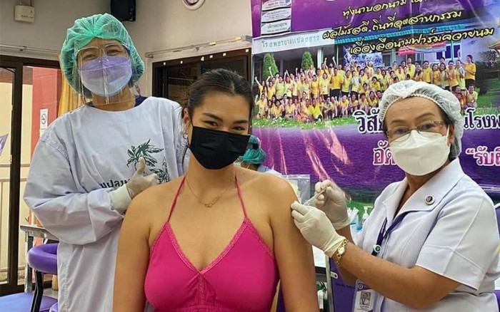 Miss Universe Thái Lan gây tranh cãi khi đi tiêm vaccine vì trang phục không phù hợp Ảnh 2